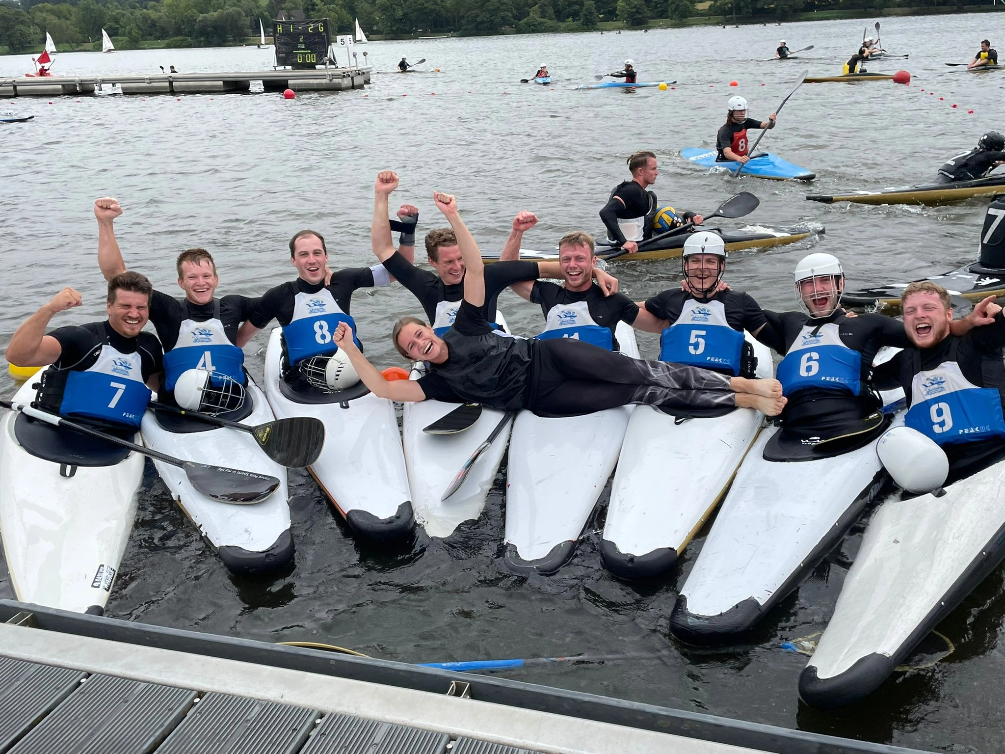Das siegreiche Kanupolo-Team auf dem Wasser