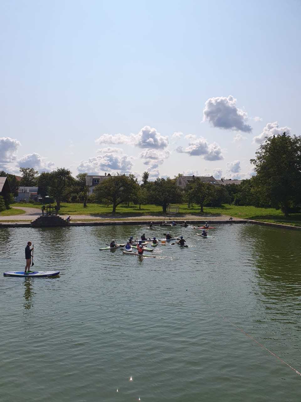 Bilder der Schülerinnen beim Kanupolo spielen.