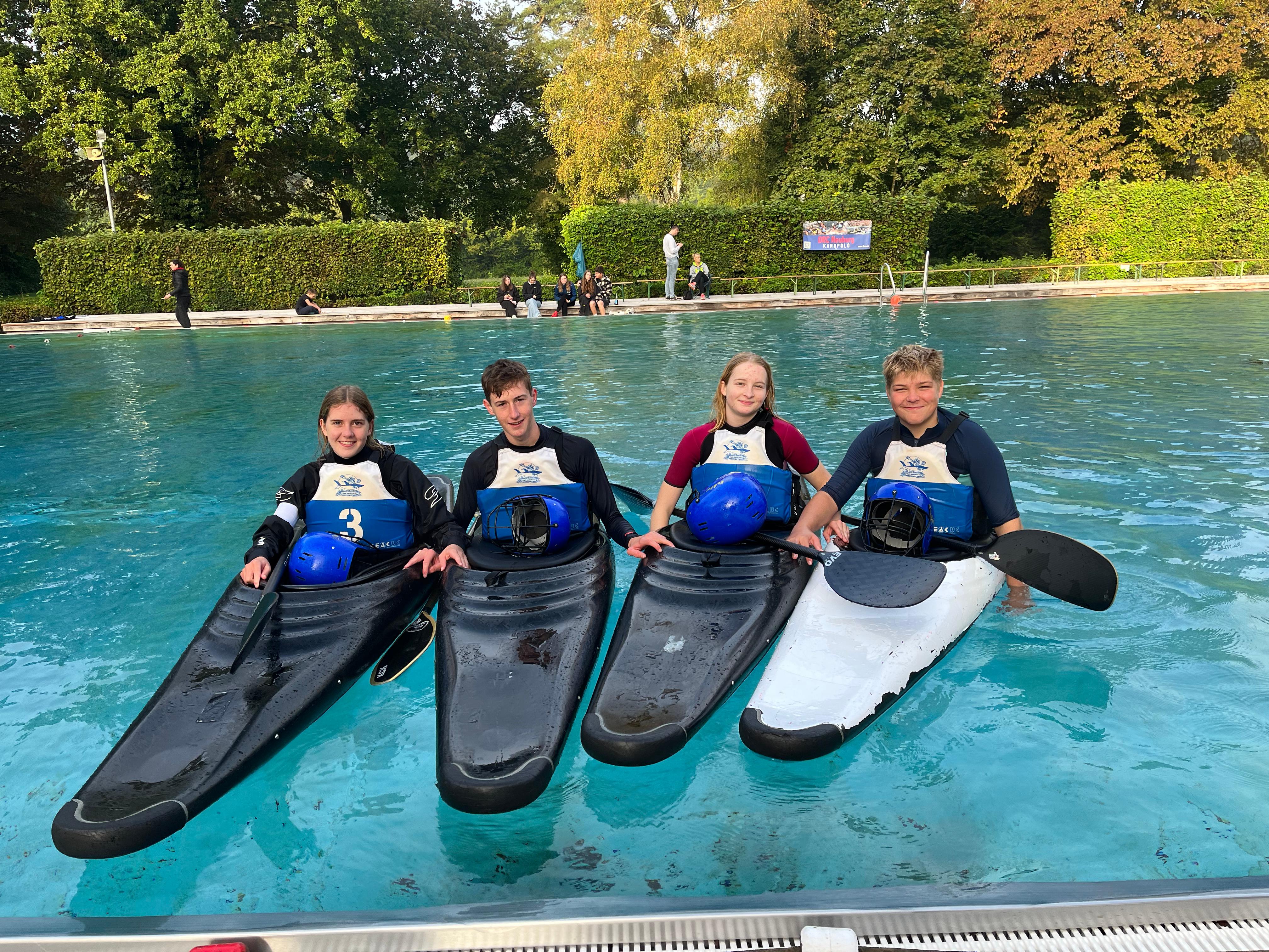 Das Kanupolo Jugend-Team des Kanu-Club Kelheim in Neuburg