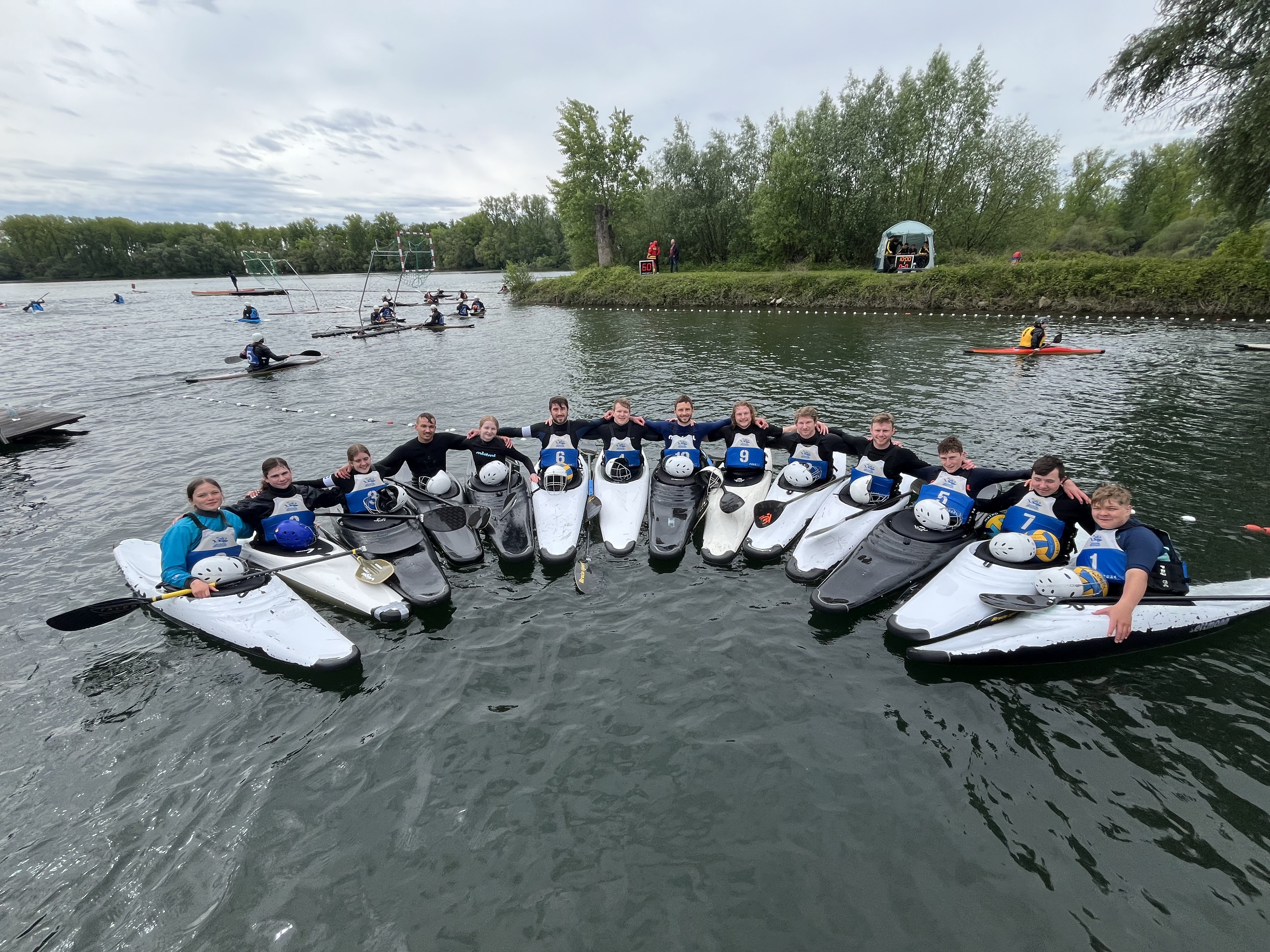 Das Team des Kanu-Club Kelheim beim Kanupolo-Tunier in Philippsburg 2024 bestehenden aus der Herren- und U21-Team