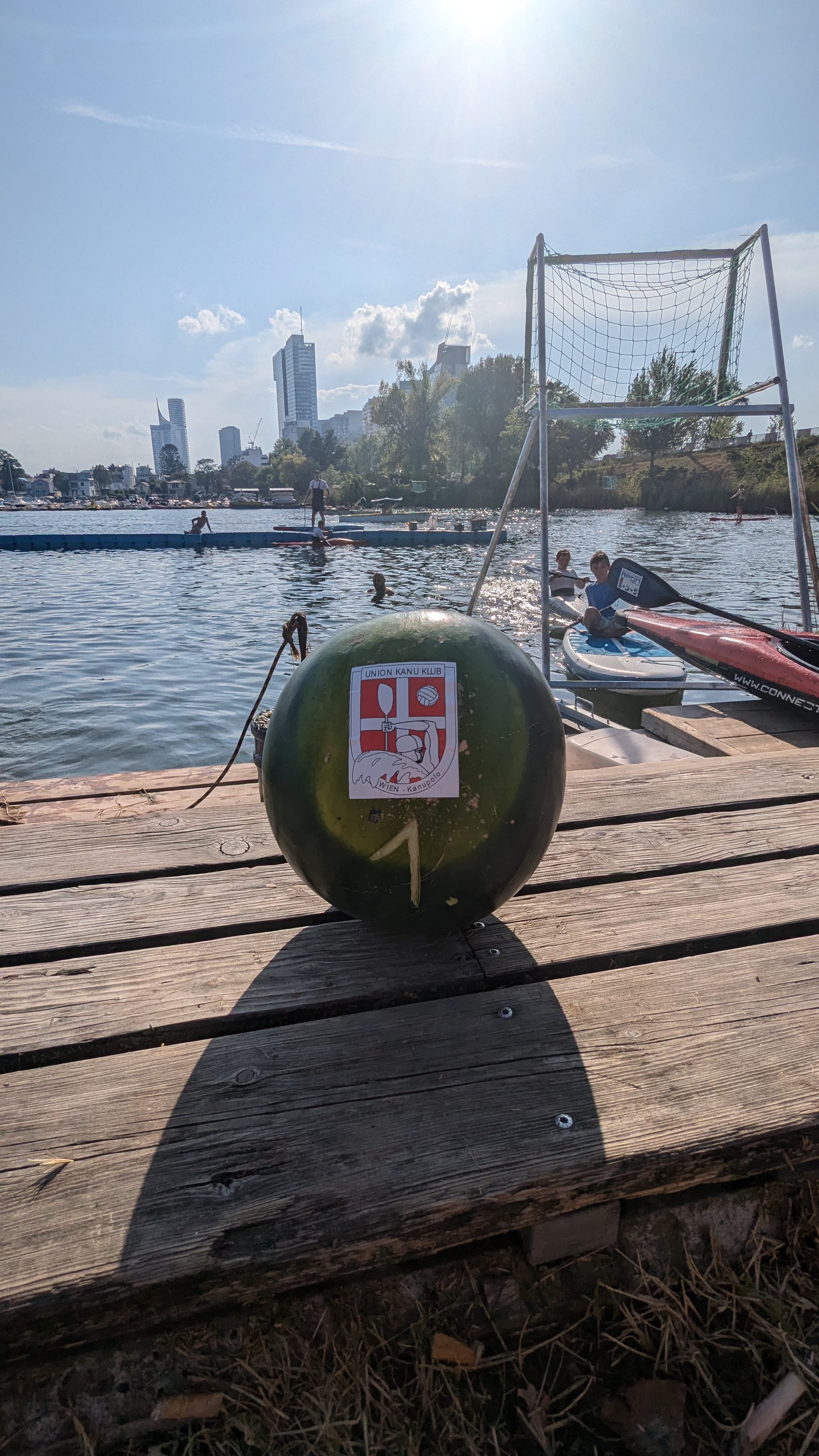 Der Pokal zum ersten Platz beim Kanupolo-Tunier in Wien 2024